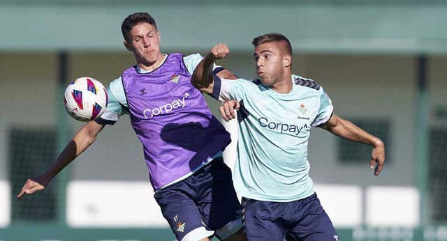 Pellegrini pasa revista a la cantera del Betis con Pablo García y Jesús Rodríguez como destacados