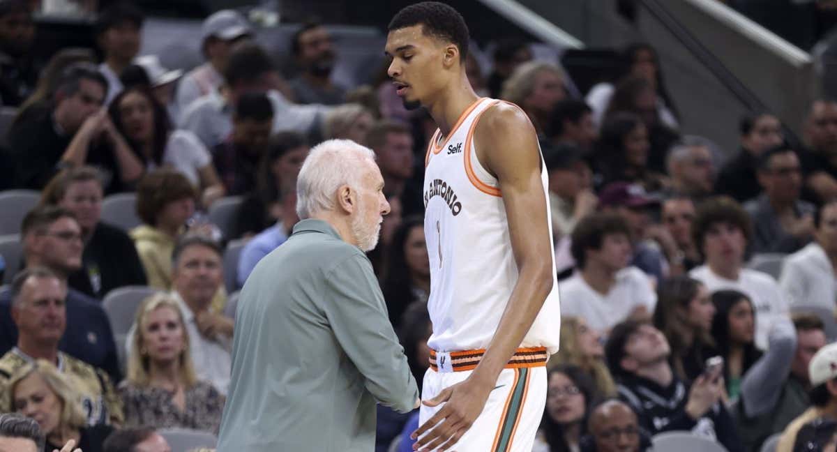 Victor Wenbanyama con Greg Popovich./Reuters