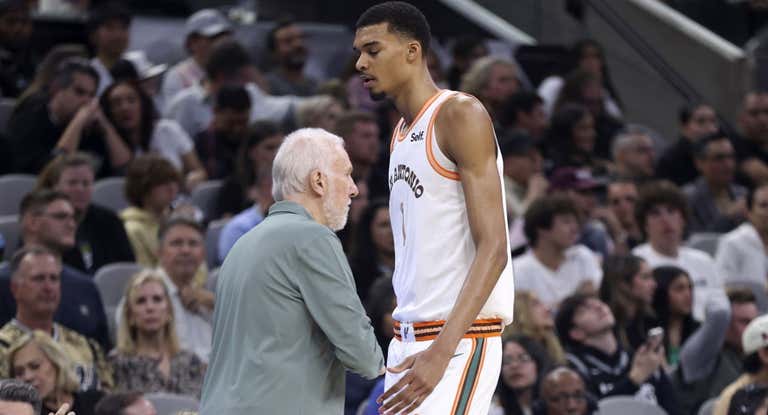 Victor Wenbanyama con Greg Popovich.