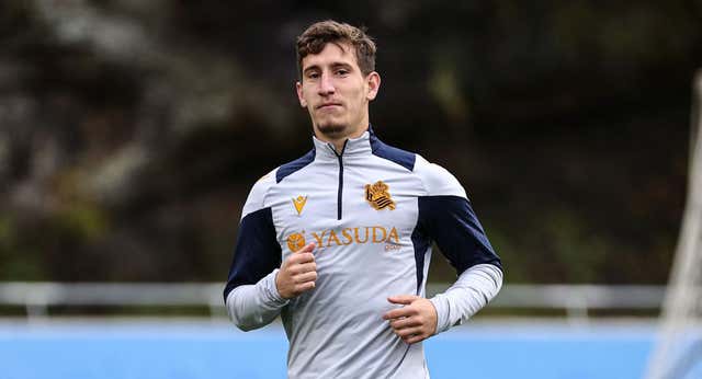 Aihen Muñoz, de estar con pie y medio fuera de la Real a ser indiscutible para Imanol