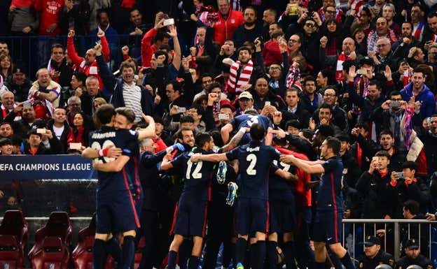 Los jugadores del Atlético celebran junto al cuerpo técnico la eliminación del Barça en Champions en 2013. GETTY