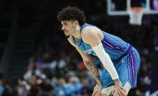 La razón oculta (y normativa) por la que una estrella de la NBA lleva un esparadrapo bajo la oreja