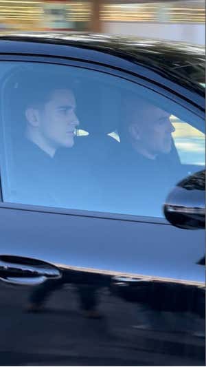 Iván de la Peña y Gavi saliendo de la Ciudad Deportiva tras las pruebas.  TWITTER | ADRIÀ ALBETS