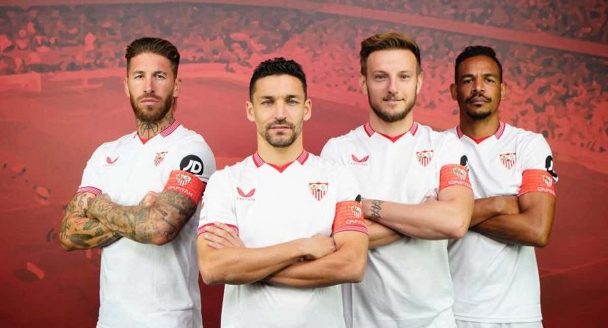La imagen ofrecida por el Sevilla con los cuatro capitanes./SFC