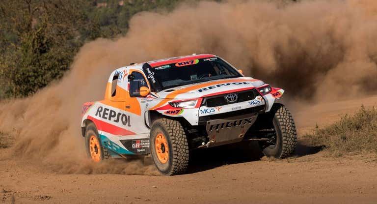 Isidre Esteve, con su Toyota Hilux GR DKR T1+ para el Rally Dakar 2024.