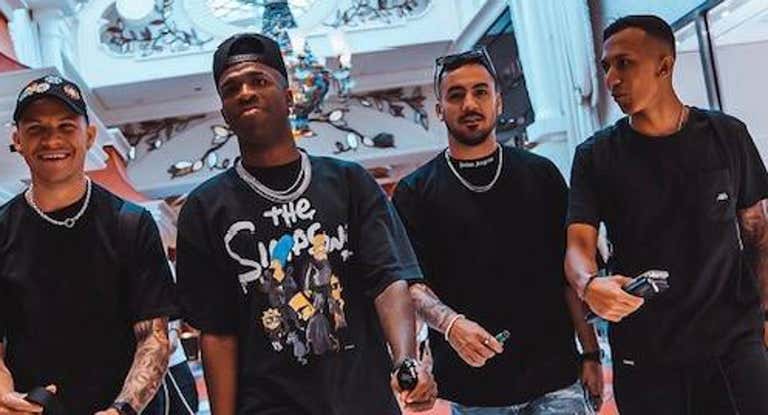 Menegate, a la izquierda de la imagen, con Vinicius.