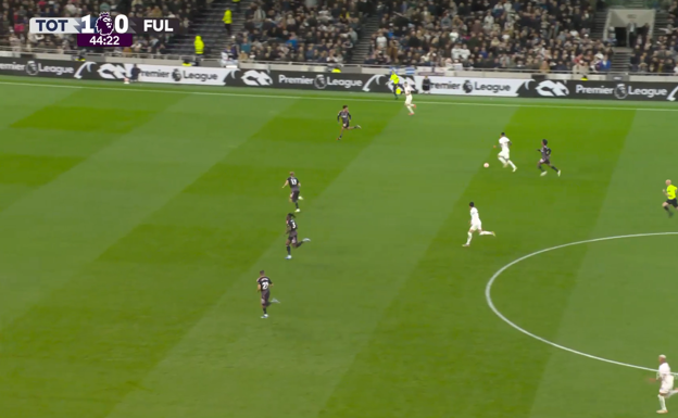 Romero conduce hacia campo rival, llevando la pelota cerca de la frontal del área contraria.  WYSCOUT