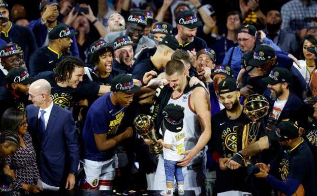 Nikola Jokic después de hacerse con el MVP de las finales de la NBA. AFP