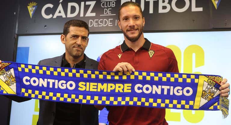 Juanjo Lorenzo (izquierda) posa con Conan Ledesma tras acordar la renovación del portero.