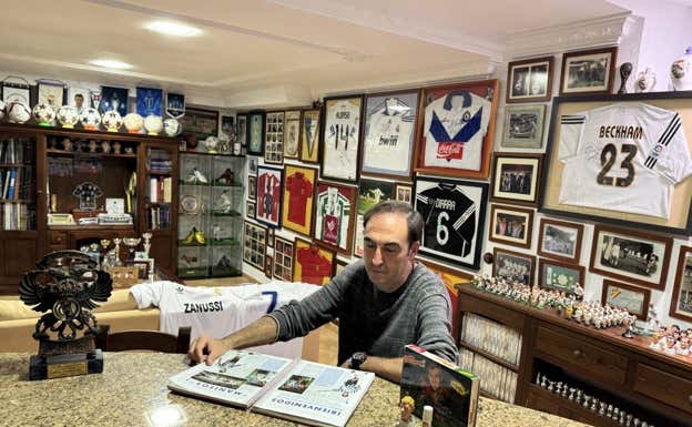 Antonio en la barra de bar, junto a partes de su colección. Relevo / Raúl Rodríguez