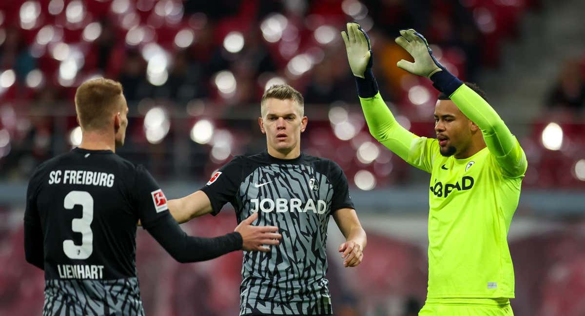 Lienharg, Ginter y Atubolu, durante un partido del Friburgo. /GETTY IMAGES