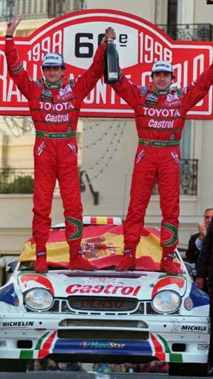 Luis Moya y Carlos Sainz celebran su victoria en el Rally de Montecarlo 1998 del WRC.  Reuters