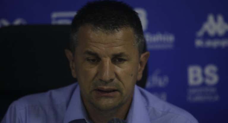 Jovan Stankovic, en una conferencia de prensa cuando entrenaba al San Fernando, en la temporada 2020-21.