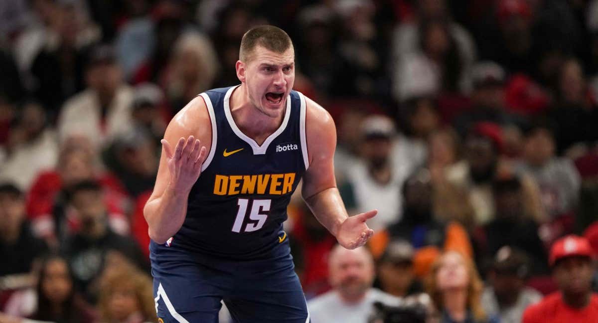 Nikola Jokic muestra su enfado en el partido de los Nuggets ante los Rockets./AFP