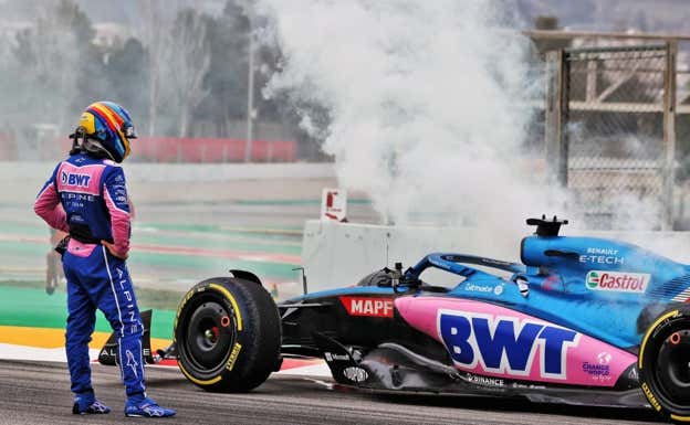 Fernando Alonso, delante del Alpine F1, tras un fallo de motor.  Alpine