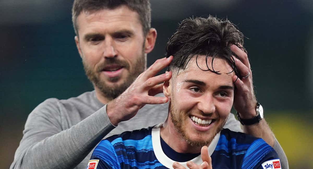 Michael Carrick felicita a su futbolista Hayden Hackney.