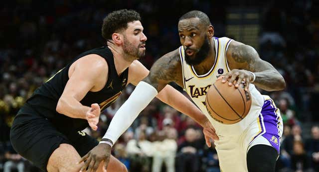 Anthony Davis sale al rescate en casa de Lebron James y los Angeles Lakers ya miran a los playoff