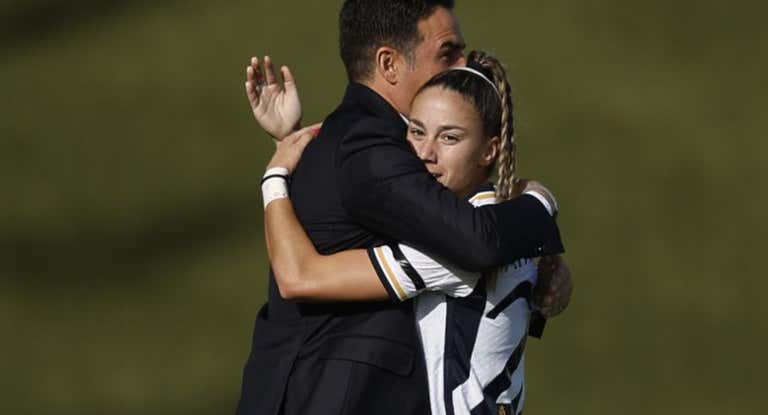 Athenea del Castillo abraza a Alberto Toril tras el 1-0 del Real Madrid ante el Sporting de Huelva en la Liga F.
