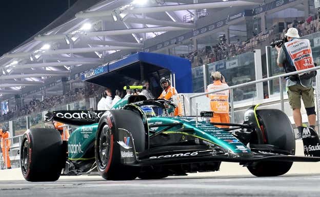 Fernando Alonso, saliendo de boxes en el GP de Abu Dhabi 2023 de F1.  EFE