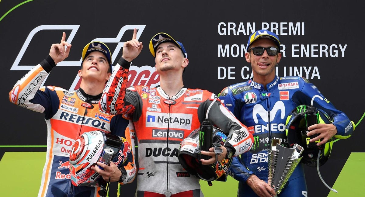 Jorge Lorenzo y Marc Márquez celebran en Montmeló en 2018 su primera y segunda posición, respectivamente, junto a Valentino Rossi, tercero.