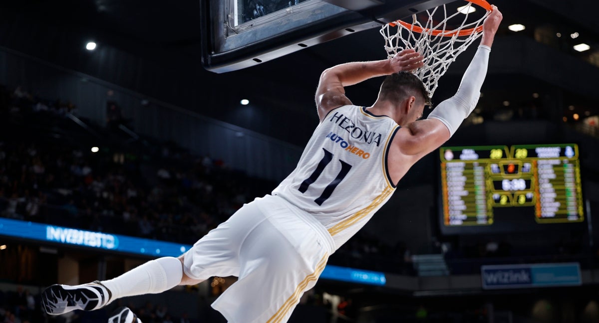 Mario Hezonja machacando el aro durante el encuentro frente al MoraBanc Andorra