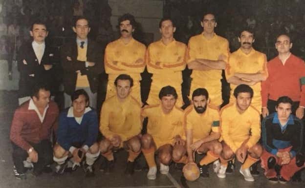 El Toledeport de la temporada 1983-84 con Mauro al lado del capitán Luis Laguna.  RELEVO