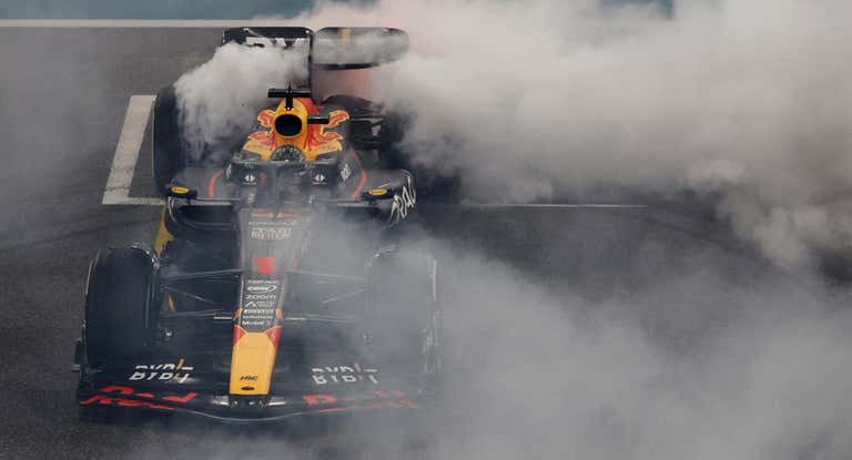Max Verstappen celebra su victoria en Abu Dhabi con varios donuts en la recta de meta.