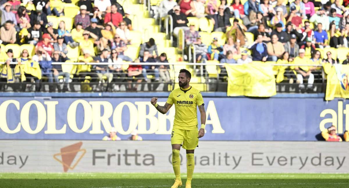 Morales celebrando uno de sus goles a Osasuna.