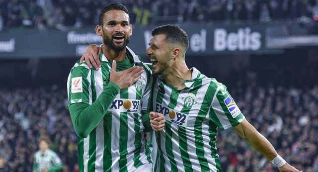 Willian José homenajea a Rubén Castro y Fran Vieites comparte la capa de héroe