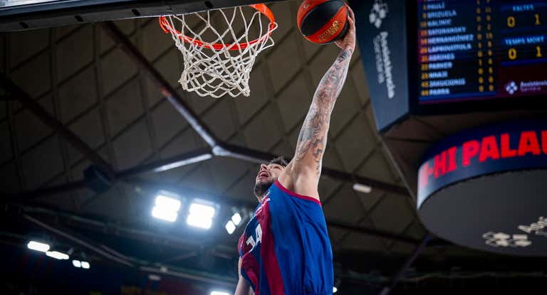 Willy Hernangómez machaca el aro durante el partido frente al Bàsquet Girona
