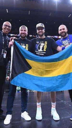 Klay Thompson, con la bandera de Bahamas.
