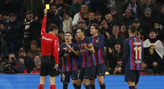 ¿Se puede forzar una tarjeta amarilla para cumplir sanción?
