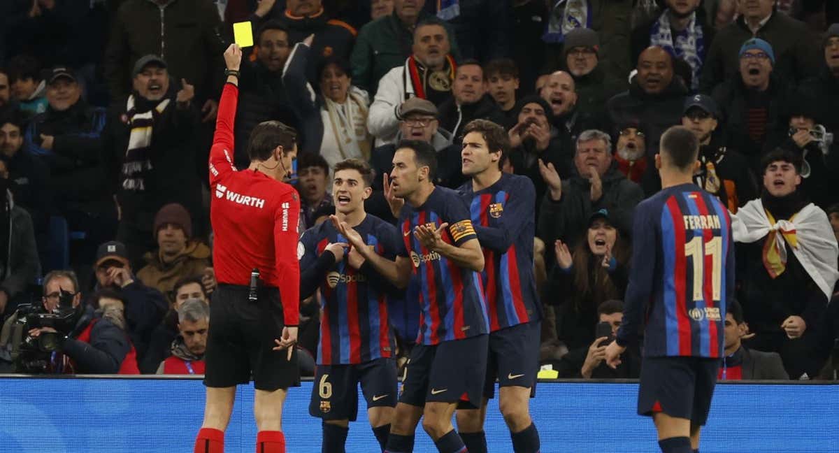 Amarilla a Gavi en un partido del Barcelona.