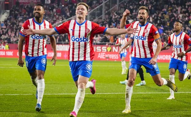 Tsygankov festeja su tanto junto a sus compañeros. EFE