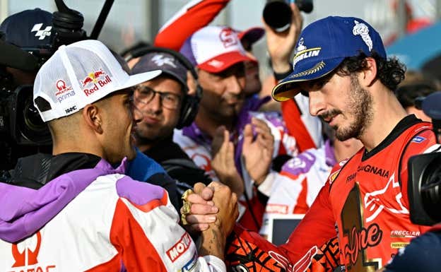 Jorge Martín felicita a Pecco Bagnaia por su segundo título de MotoGP 2023 en Valencia.  AFP