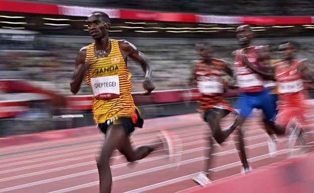 Cheptegei encabeza el grupo en la final de 5.000 metros de los JJOO de Tokio 2020.  AFP