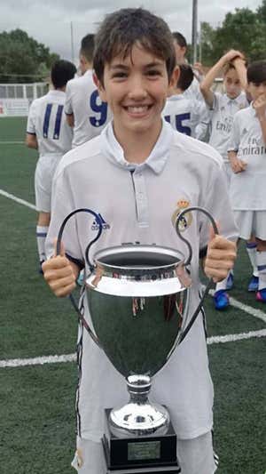 Mario, con el trofeo de un torneo conquistado en Andosilla (Navarra).  INSTAGRAM