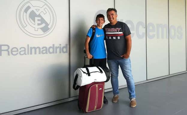 Mario Martín, junto a su padre, Alfredo, el día de su ingreso en la residencia.  INSTAGRAM