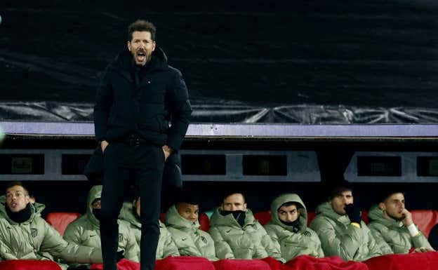 Simeone en el banquillo del Feyenoord Stadium. REUTERS