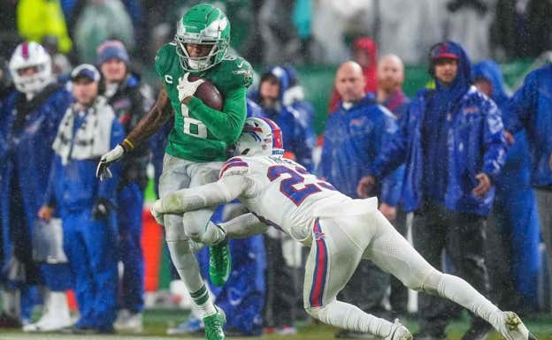 Devonta Smith en el partido entre los Eagles y los Bills. AFP