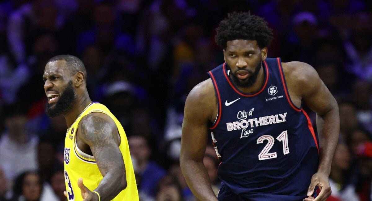 Joel Embiid, dominante durante el partido contra los Lakers firmando un triple doble