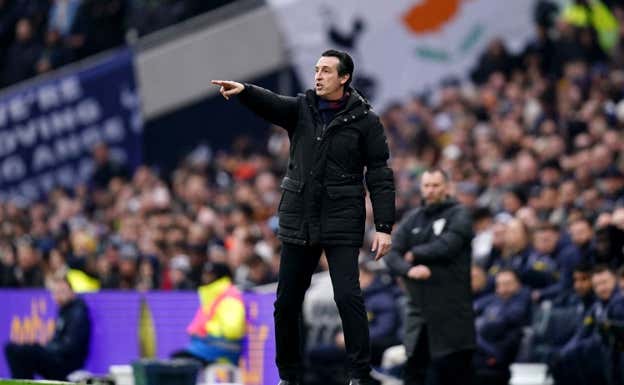 Unai Emery realiza una indicación en del transcurso de un partido del Aston Villa.  Ep