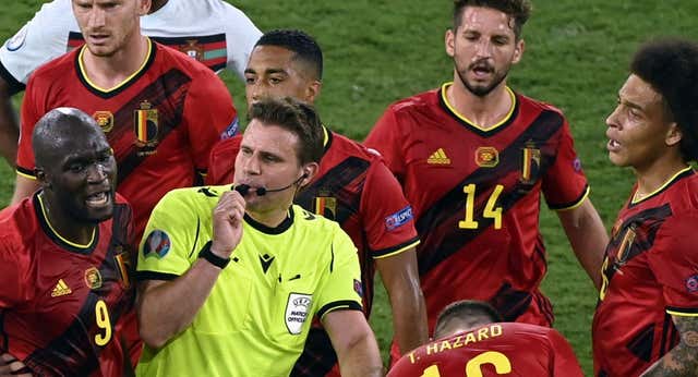 Reloj parado, el nuevo fuera de juego y ahora rojas de diez minutos: ¿qué implican los cambios de la IFAB?