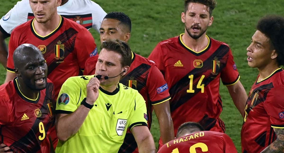 Jugadores belgas protestan a Brych.