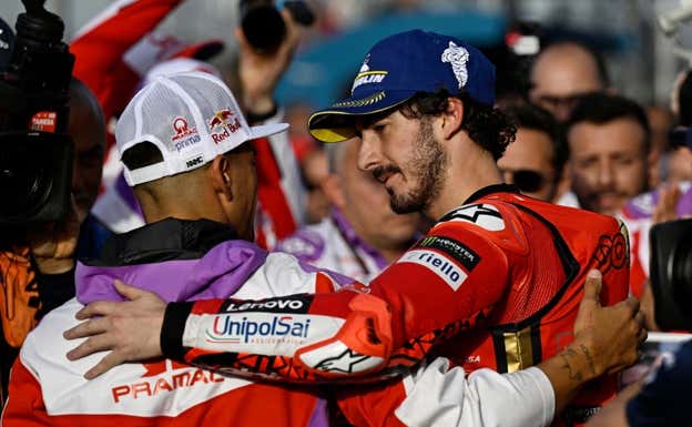Jorge Martín y Pecco Bagnaia se saludan en el GP de Valencia 2023 de MotoGP.  Reuters