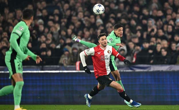 Nahuel Molina, en una acción del partido en el Feyenoord Stadium. AFP