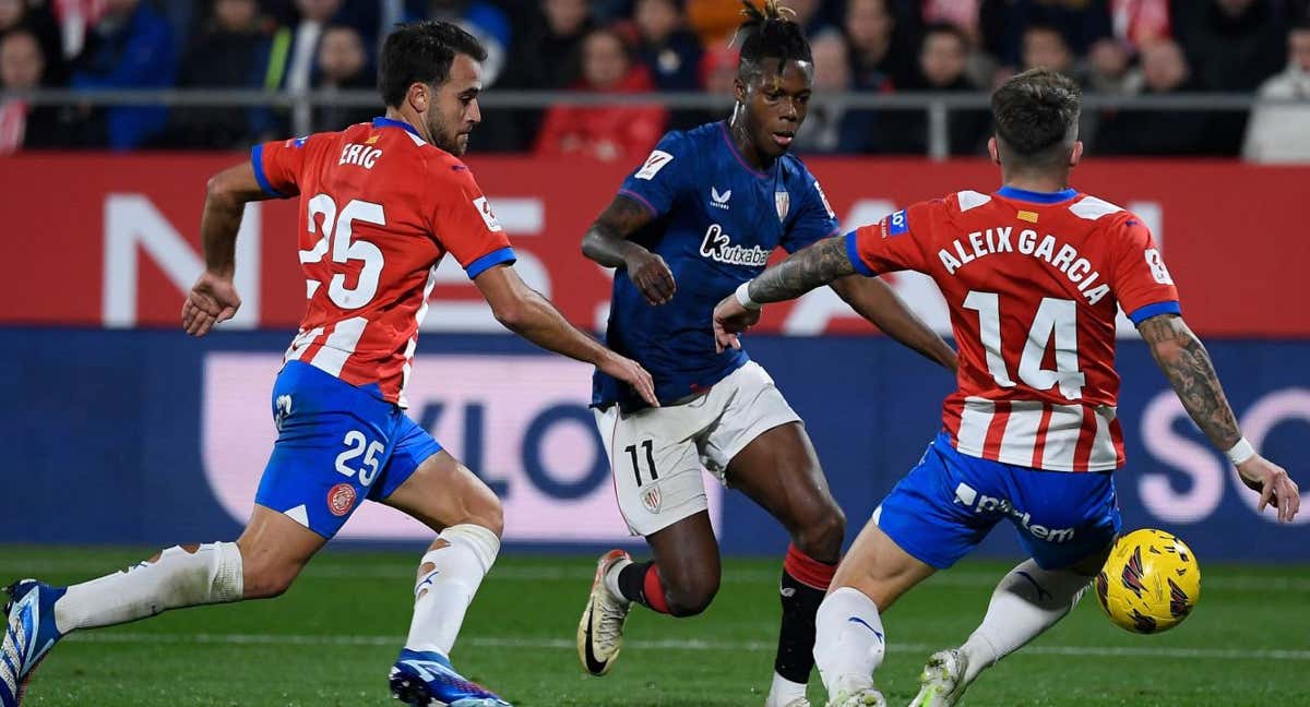 Nico Williams encara a Aleix García durante el partido en Montilivi.