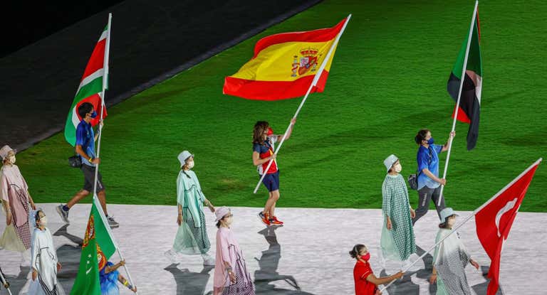 La karateka Sandra Sánchez lleva la bandera de España en los Juegos Olímpicos 2020.
