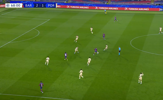 Lewandowski recibe la pelota lejos del área, con Joao Félix desmarcándose a su espalda.  WYSCOUT