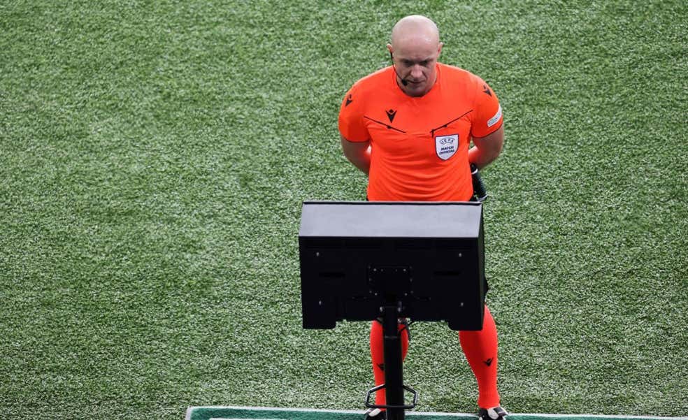 La UEFA castiga a los árbitros del polémico penalti a favor del PSG y la Real Sociedad se ve afectada